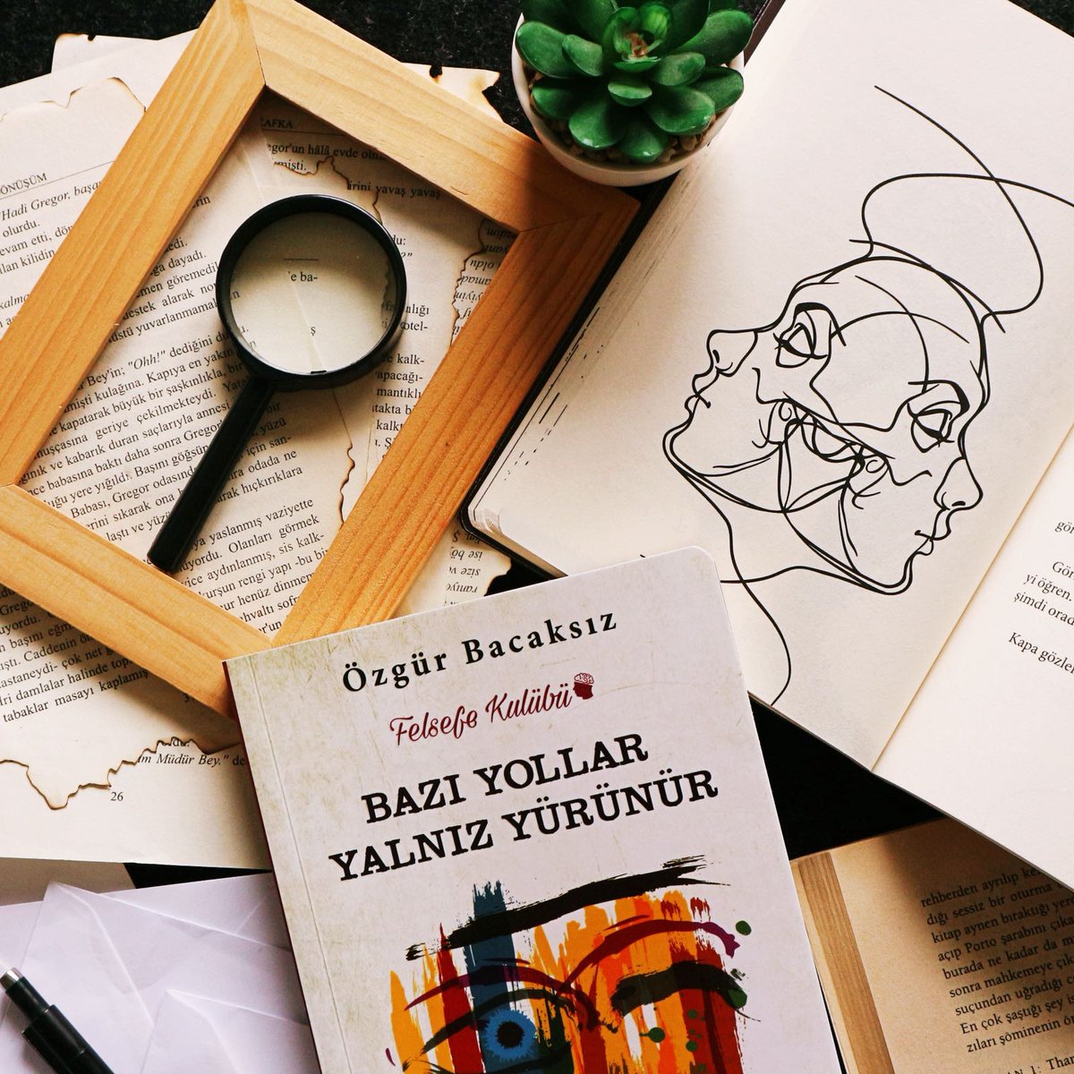 Siir_Sokaktadir's tweet photo. Ayağın demir zincirlerle sımsıkı bağlanmış, adım atmana izin yok.
Sen kanadın hayalini kuruyorsun.
Olsa ne?
Prangalarını çözmemişsin.

Bazı Yollar Yalnız Yürünür https://t.co/f3r5rbQm0A