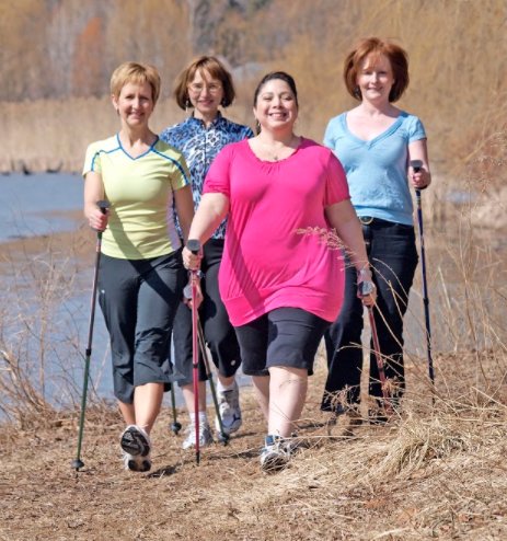 With the same feeling of effort of walking, you burn more calories and workout your whole body when Nordic walking!