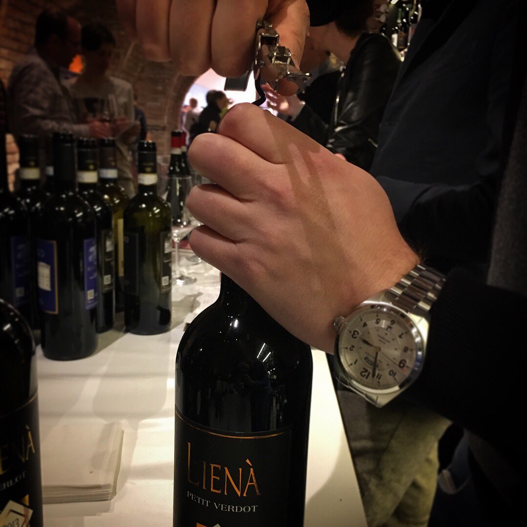 chiappiniwinery's tweet photo. #degustazione a #vipiteno da MairMair 

#winelover #winemaker #chiappiniwinery #italianwines #bolgheri #winetasting #Trentino #altoadige #enoteca #tuscanwines #tuscanylovers #toscana #vino #giovannichiappini#guadodegemoli #liena #felciaino #ferruggini https://t.co/90eUKcxn8i