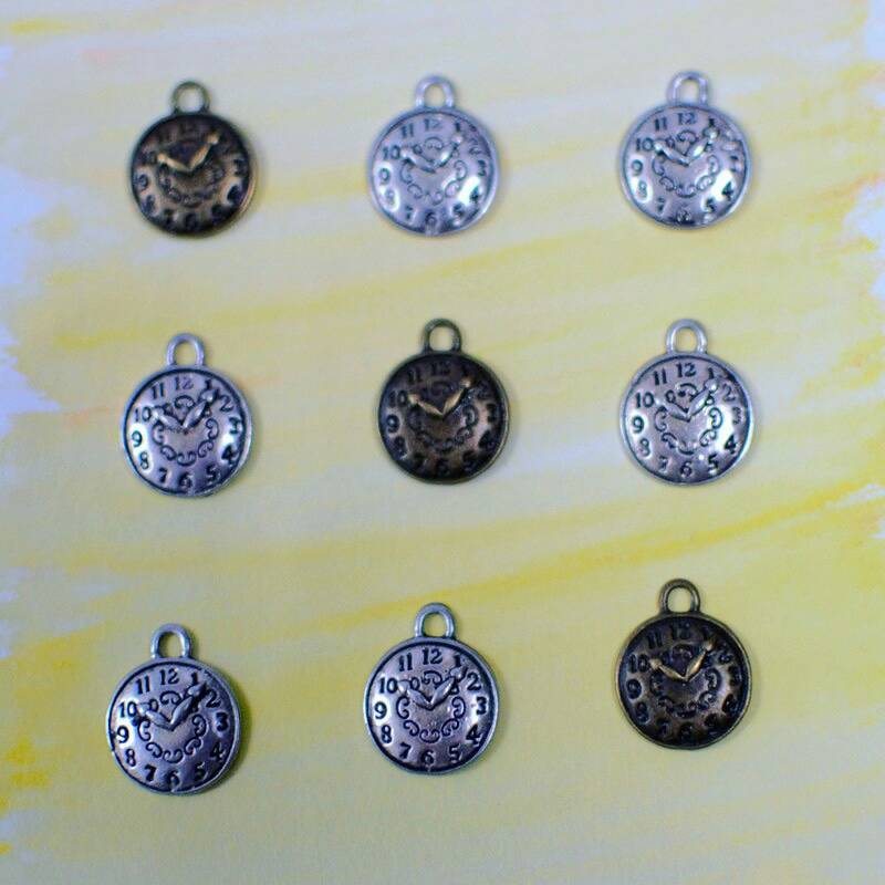 Cette nuit on change d'heure 🕒 
Ces jolies petites breloques horloges sont à retrouver sur le site, en version bronze ou argent vieilli 😊