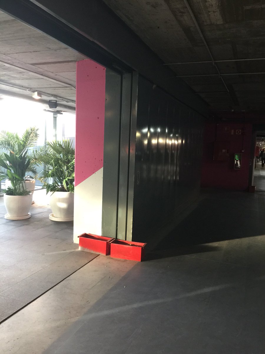 abosquedn's tweet photo. Seguridad ante incendios @TheStyleOutlets San Sebastián de los Reyes. Puertas de sectorizacion anuladas con areneros @ComunidadMadrid @sansecomunica https://t.co/Rxf8rfs8VU