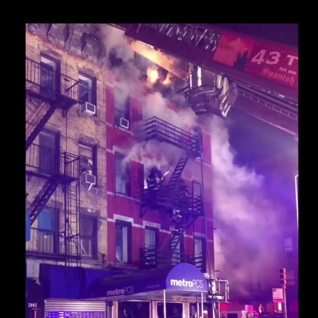 navrcos's tweet image. 🔥FEATURED POST 🔥
@charlesboumoussa -  4th alarm fire earlier this morning in Harlem #FDNY #EmergencyCrew #CheifMiller .
 ___💥Want to be featured? 💥_____
Use hastag chiefmiller

CHIEFMILLERAPPAREL.COM .
. 🔴CHECK OUT!🔴
Facebook- chiefmiller1
Perisc… ift.tt/2G7V8Ts