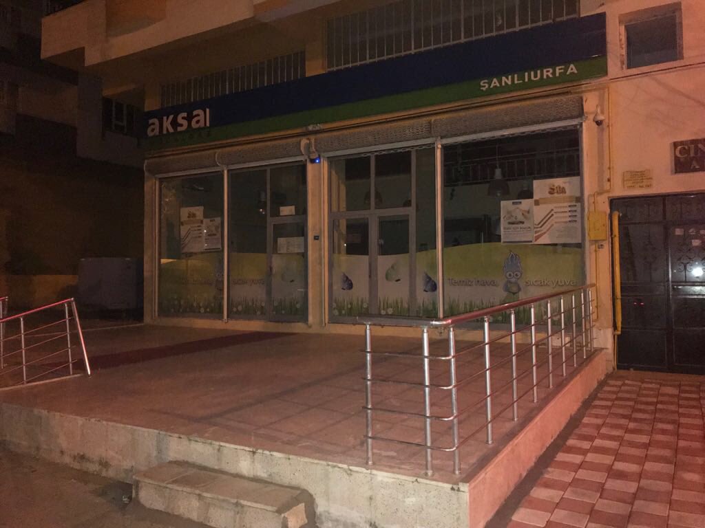 "Kalbimiz iklim değişikliğine ve küresel ısınmaya karşı duyarlı herkesle birlikte atıyor. İklim değişikliğine dikkat çekmek amacıyla karşı tüm ofislerimizin ışıklarını bir saatliğine kapatıyoruz.” #wwf #DünyaSaati #aksa #doğalgaz #sanlıurfa #siverek