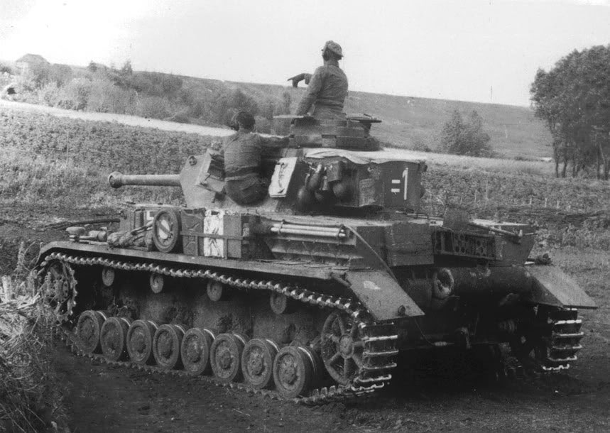 Assault gun (STuG) Btl w/ c.40 gunsPz Rgt w/ 1 Btl Pz IVs - c. 40 tanks2 Btl of Panthers - c. 80 tanks1 Btl of Tigers - c. 40 tanksArtillery Rgt of 3 Btl w/ full complement of gunsAA Btl w/ 3 batteries of 88sHe notes ‘ample stocks of munitions & fuel’/7