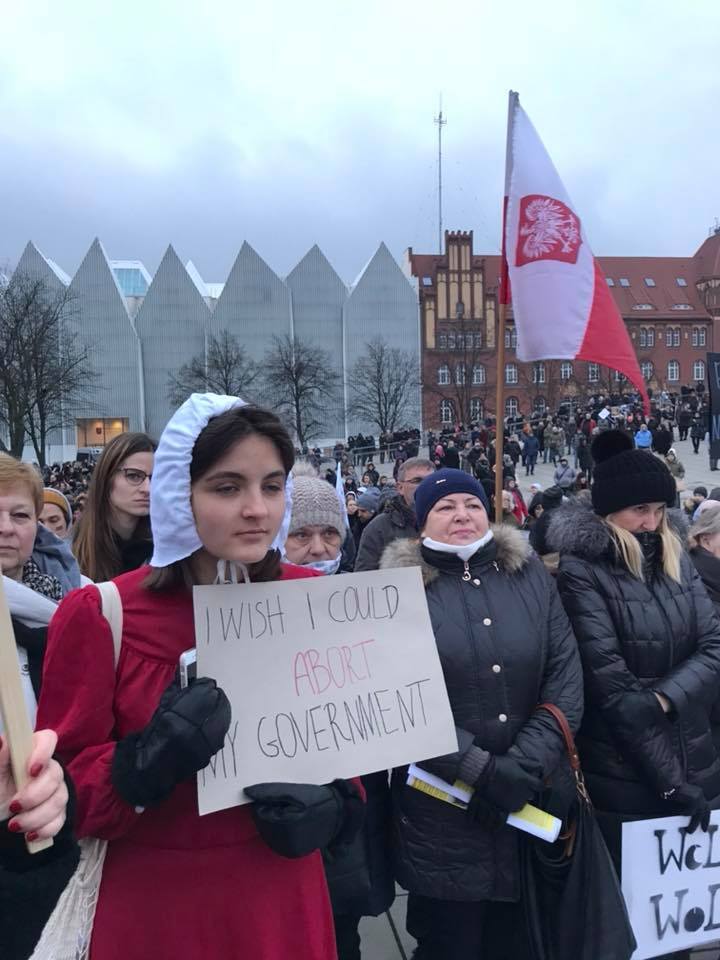 Mass protests in #Poland against tightening of abortion law #CzarnyPiatek 
 theguardian.com/world/2018/mar…