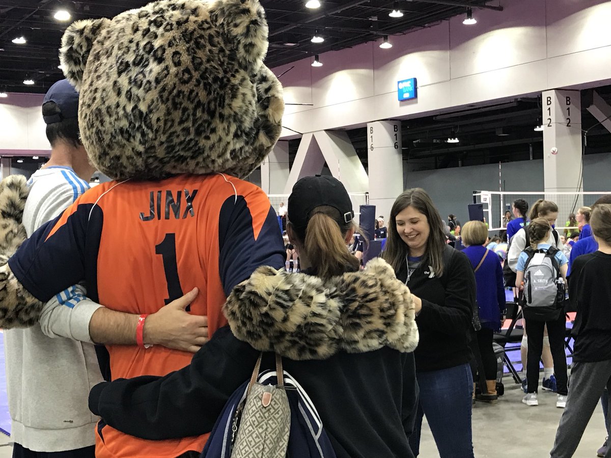 jvavolleyball's tweet image. Who doesn’t love a great hug from Jinx? #jvabuckeyebattle