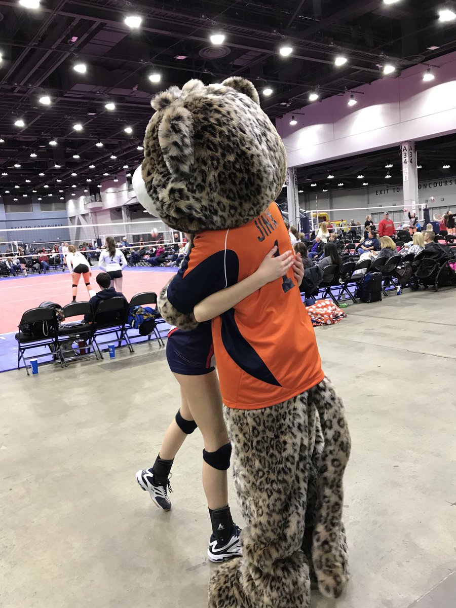jvavolleyball's tweet image. Who doesn’t love a great hug from Jinx? #jvabuckeyebattle