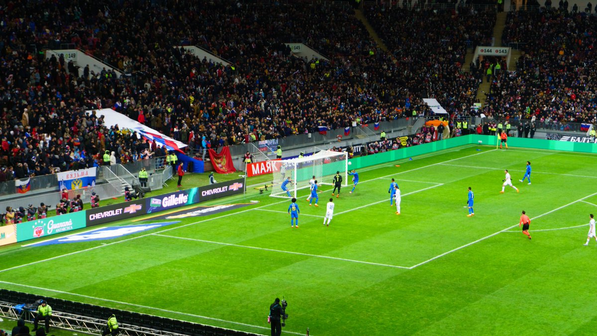 ilya_sinus's tweet image. Второй тайм начался с многочисленных атак бразильцев. На 53 минуте Миранда открыл счет в матче, через 9 минут второй гол с пенальти  ( Александр Головин в штрафной сбил игрока сборной Бразилии, за что и получили 11-метровый) забивает Коутиньо.
#Лужники #РоссияБразилия #ЧМ2018