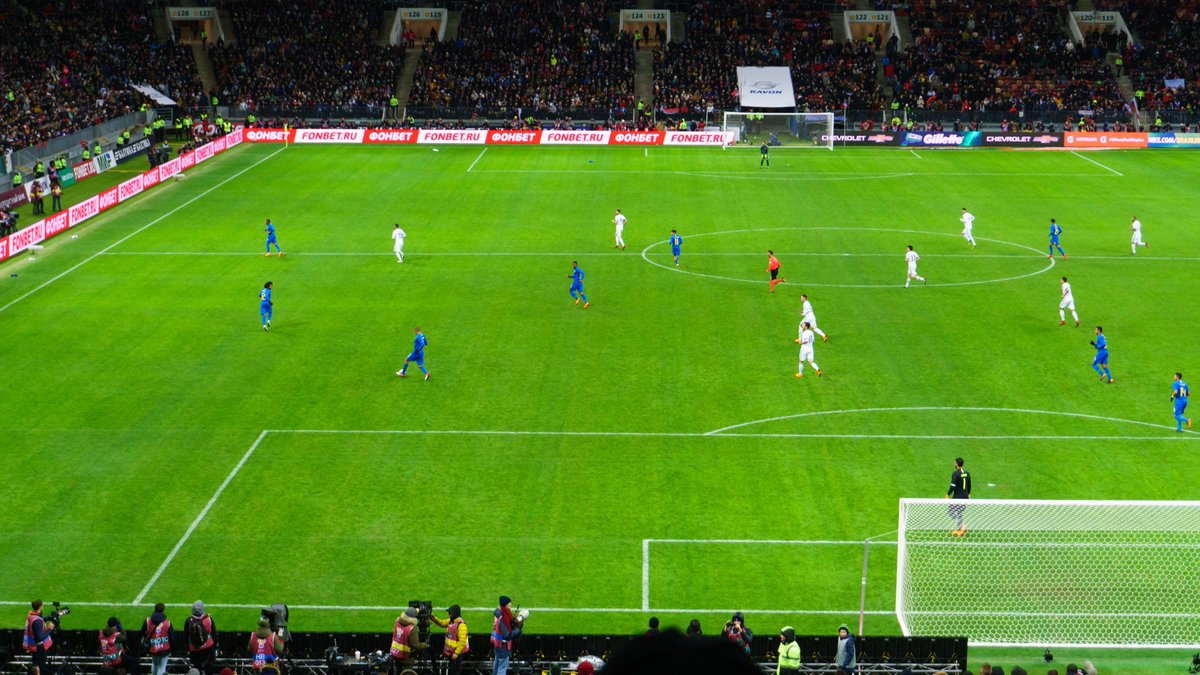 ilya_sinus's tweet image. Второй тайм начался с многочисленных атак бразильцев. На 53 минуте Миранда открыл счет в матче, через 9 минут второй гол с пенальти  ( Александр Головин в штрафной сбил игрока сборной Бразилии, за что и получили 11-метровый) забивает Коутиньо.
#Лужники #РоссияБразилия #ЧМ2018