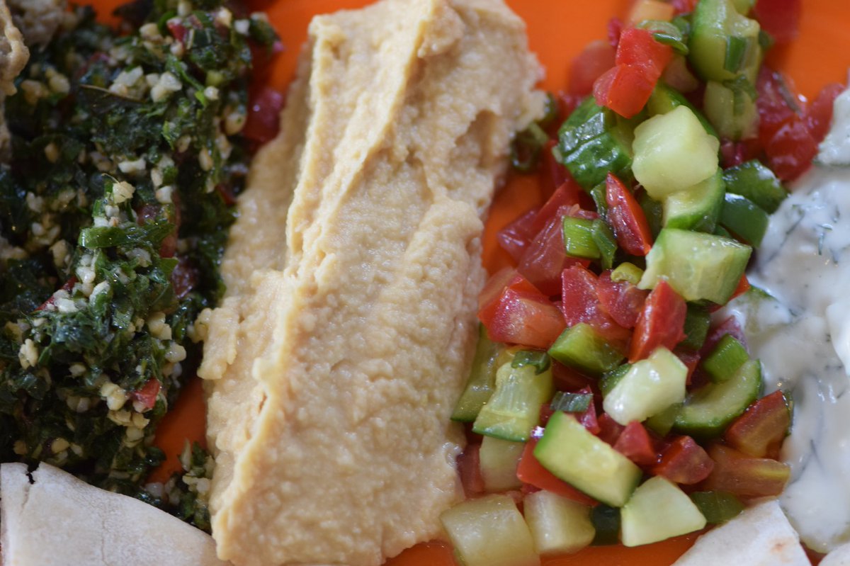 En mesa tenemos una gran varidad de comida, Plato de ensaladas árabes <a href="/semusarbanus/">Arbanus Cocina Árabe</a> #mesanapoles #mesaparatodos #comidaarabe