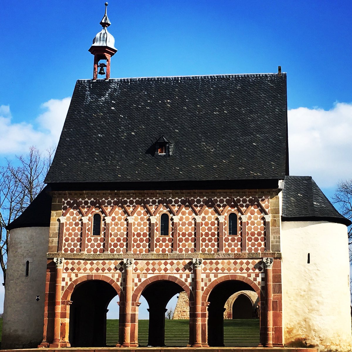 the_article_'s tweet photo. Sucht ihr Inspiration, was man an diesem sonnigen Wochenende machen könnte ... Wie wäre es mit einem Ausflug nach @Speyer_Stadt und einem Abstecher nach Lorsch?
Oder wo habt ihr die Sonne genossen? #thearticleontour #Lorsch #Speyer https://t.co/6xXhsNlqm4