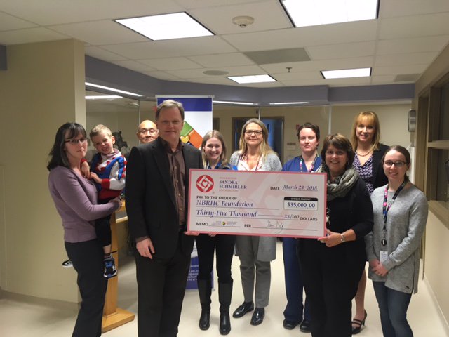 SandraSchmirler's tweet photo. We're in North Bay and you're helping us give back. $35k to @NBRHCFoundation to help #ChampionsStartSmall! Pictured is board member Steve Doty, NBRHC Foundation President &amp; CEO Tammy Morison, SSF Scholar Sara Guy, donor Sharon Howson &amp; son Alec along with staff. #wwcc2018 https://t.co/OjHb7HdS3w