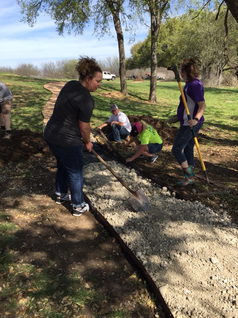 PatYelverton's tweet photo. Great day to work in GMS outdoor Learning Center! https://t.co/HZOeJEikCg