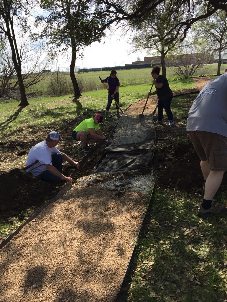 PatYelverton's tweet photo. Great day to work in GMS outdoor Learning Center! https://t.co/HZOeJEikCg