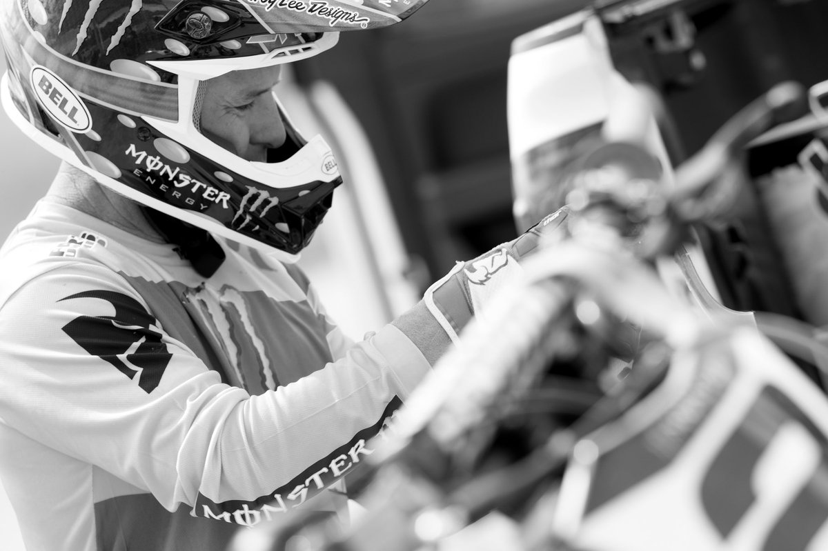 Jeremymcgrath__'s tweet photo. Been a few years since a gate drop, hoping that ‘98 talent kicks in 😜🏁 #TWMX @TWMXdotcom #Vet #Moto https://t.co/fW3Fms6Opa