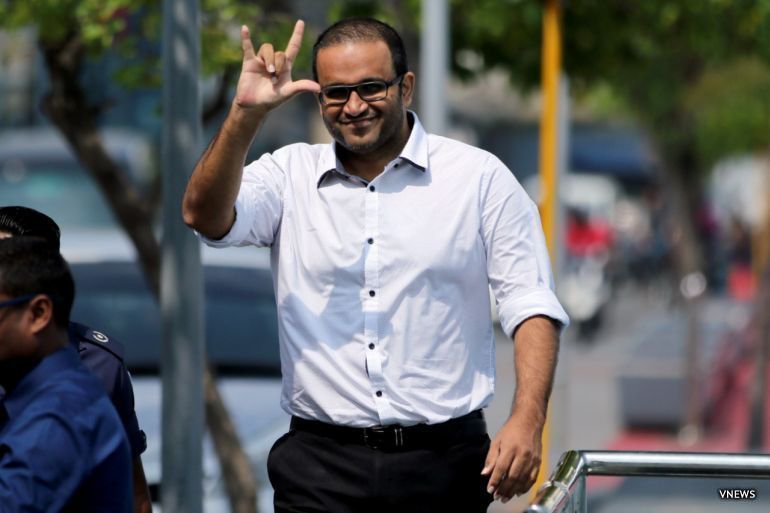 AdeebMV's tweet photo. 01 February 2018 vana dhuvahu Supreme Courtun kuri hukumugaivaa gothah Ex VP @Ahmed_Adeeb minivan kurey.
#AuthorizeMedical4Adeeb 
#FreeAllPoliticalPrisoners 
#FreeAdeeb https://t.co/qeFgKNlfSI
