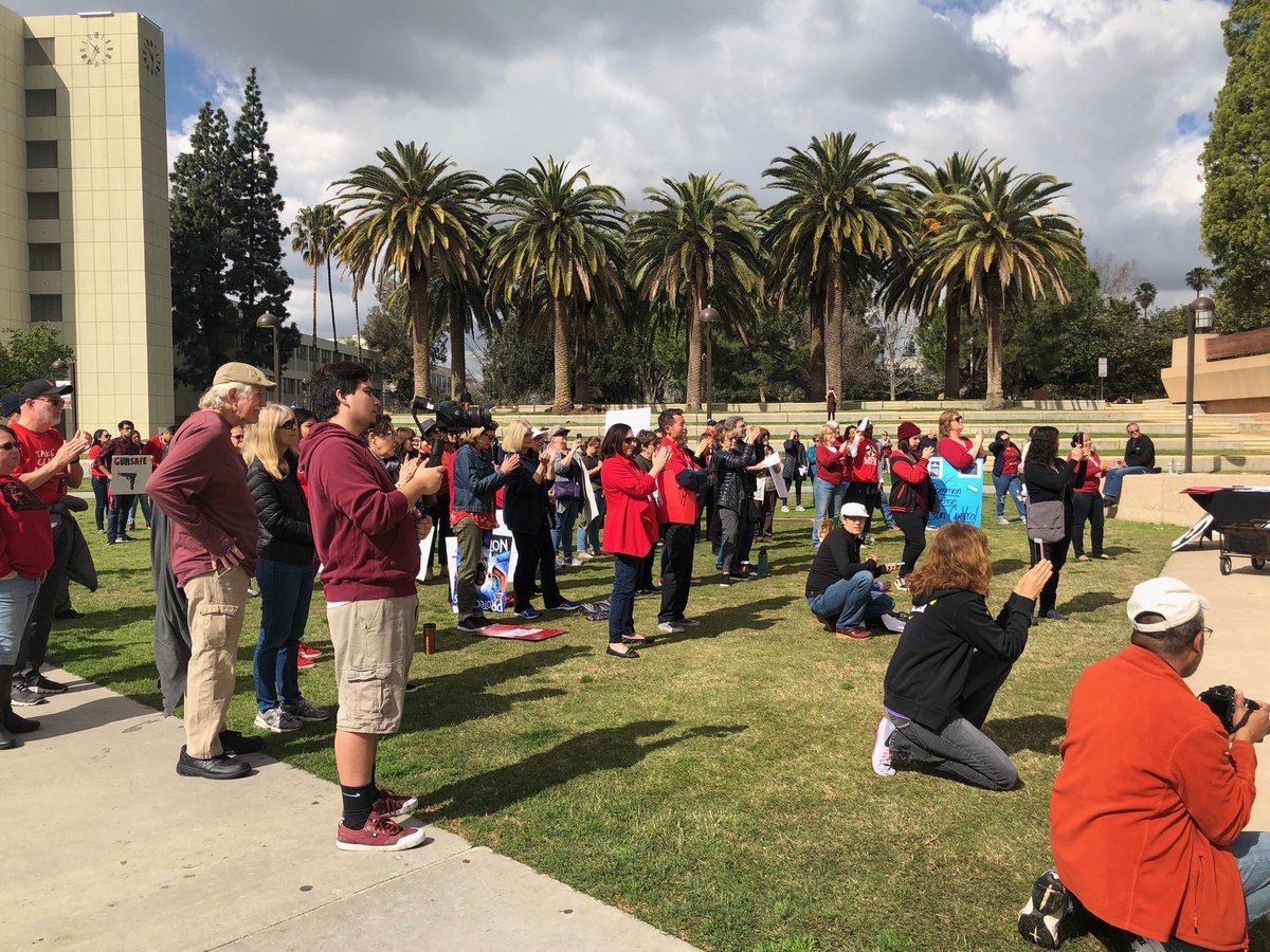 DailySundial's tweet image. 💬 On March 24th, the CSUN community gathered together for the March for Our Lives rally.

The rally honored the 17 lives lost at Marjory Stoneman Douglas High School and nearly 11,000 children and teens who have died from guns since Sandy Hook.

#CSUN #TheSundial