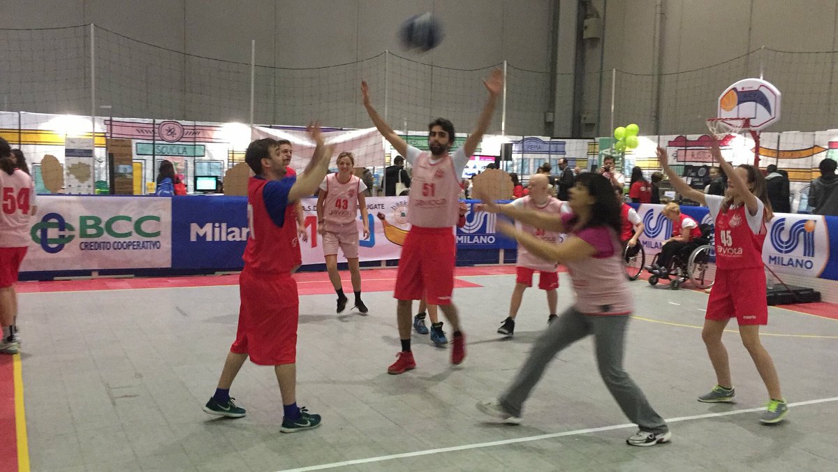 BCC_Milano's tweet photo. #Sport e #inclusione: eccoci al nostro stand a @Falacosa_Giusta con i ragazzi di ASDO Basket #Carugate che hanno appena presentato il #baskin, disciplina sportiva davvero per tutti!
#DoveCèSport #DoveCèSostegno #BCCMilano #FaLaCosaGiusta https://t.co/iT2LktANXK