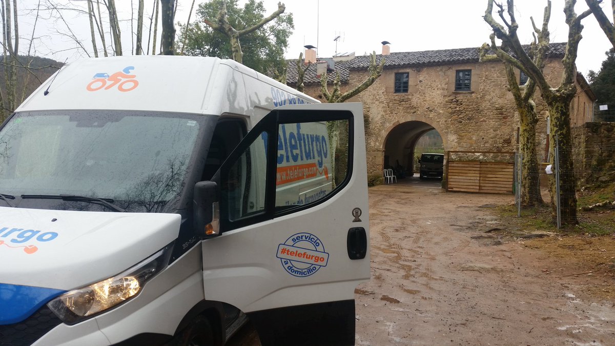 Valenbcneta's tweet photo. Mare meva quina manera de ploure i ventada increïble.
La semana santa @FPareManel ha començat amb un temps horrible.
Gràcies @Telefurgo per fer possible un altre any q arribin totes les coses a les cases de colònies. Els nens i nenes ja estan a tope. #CanSolà #ElsArcs https://t.co/twnopUm5Lf