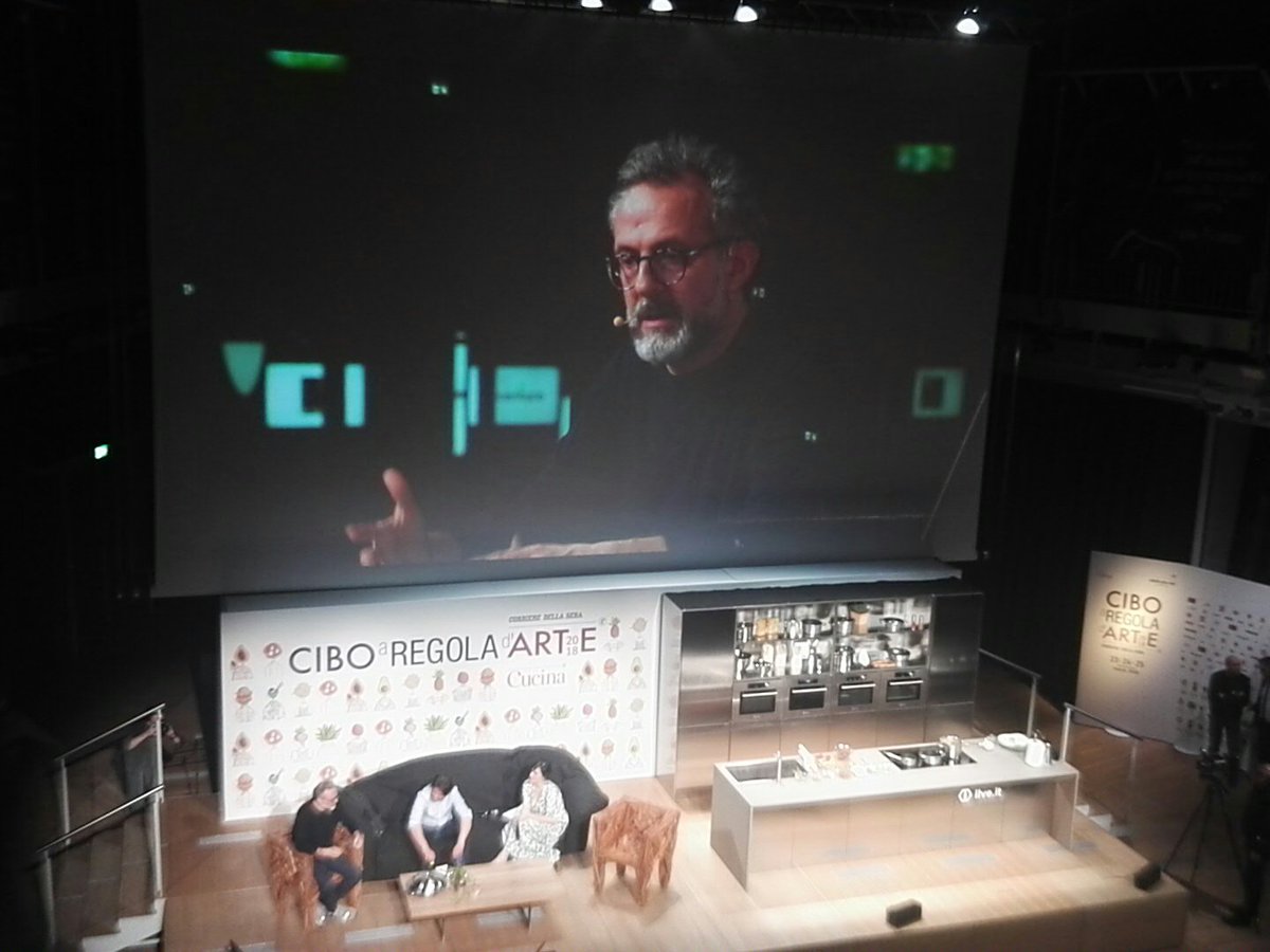 fazvaleria's tweet photo. Quando il cibo e lo spazio intorno ad esso creano #comunitá, allora è davvero #cibodemocratico. L'esperienza di @massimobottura é illuminante e piena di passione. Grazie @CiboRegolaArte #CiboARegolaDArte https://t.co/Pzkjeal4Yf