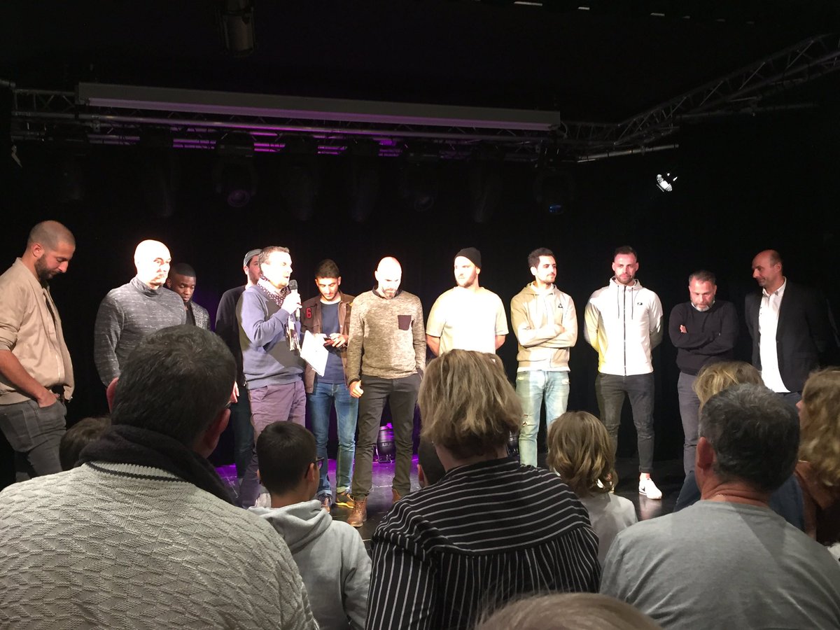 AssoCoupdPouce's tweet photo. Quelle magnifique Journée pour notre association ! 😍Un Match de Gala qui a tenu toutes ses promesses entre Artistes et Sportifs et une Tombola qui a fait des heureux ! 👍🏻😊 Puis une Soirée placée sous le signe du rire ! 😘 https://t.co/dK8beotOu2