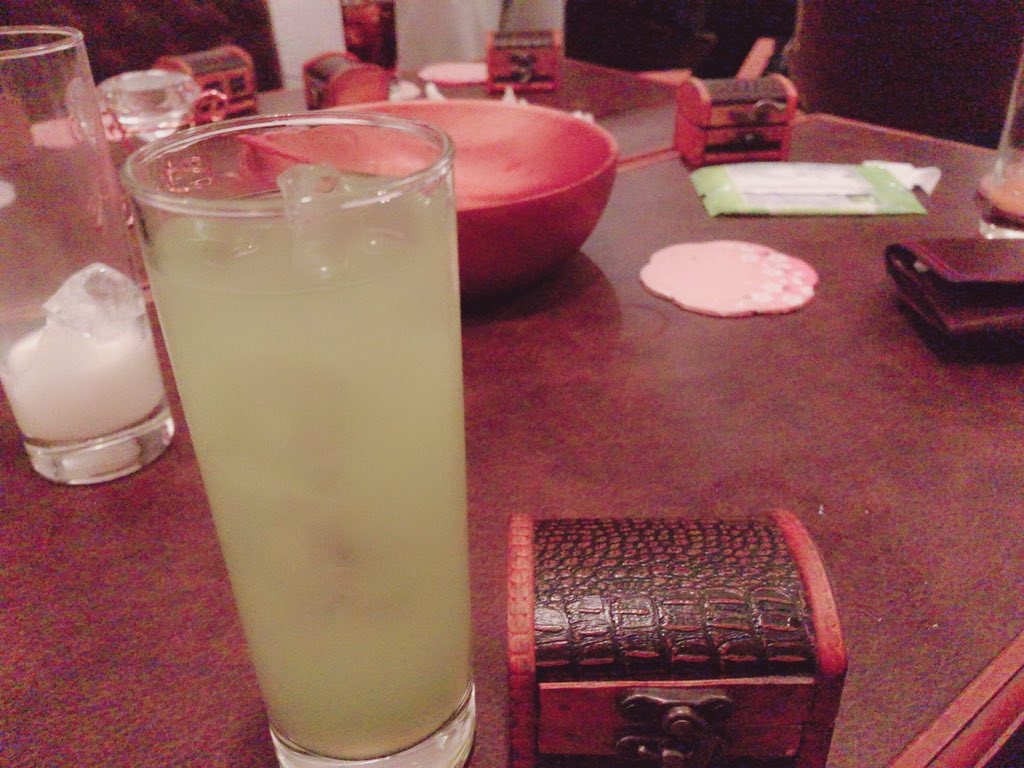 OgataYuuna's tweet photo. 旅BARいってきましたー！
お客さんだけどバーテンやってる人が即興でカクテルを作ってくれるという最強さ🍸
メロンの甘めカクテルオシャン♪
大人の階段を登るカクテルって要望がめちゃ面白かった（笑）

#大人のカクテル
#やばやばです
#いいねくれたら全員フォロー
#相互フォロー https://t.co/V1XzepRGOg