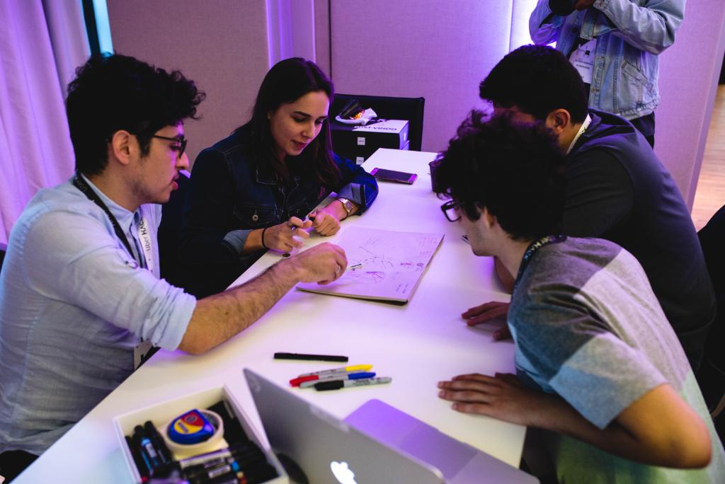 Uber_Brasil's tweet image. Está rolando em Porto Alegre hoje a primeira etapa do #UberHACK. Confira as fotos.