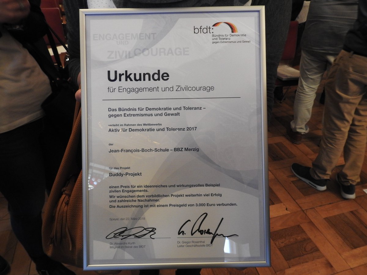 BBZ_Merzig's tweet photo. Erneute Auszeichnung für Buddy-Projekt der #bochschule #bbzmerzig : Das „Bündnis für Demokratie und Toleranz – gegen Extremismus und Gewalt (BfDT)“ übergab in Speyer einen Preis "Aktiv für Demokratie und Toleranz" in Höhe von 3000 € an Sonja Al-Samaraie und das Buddy-Team! https://t.co/St7LRl2uNd