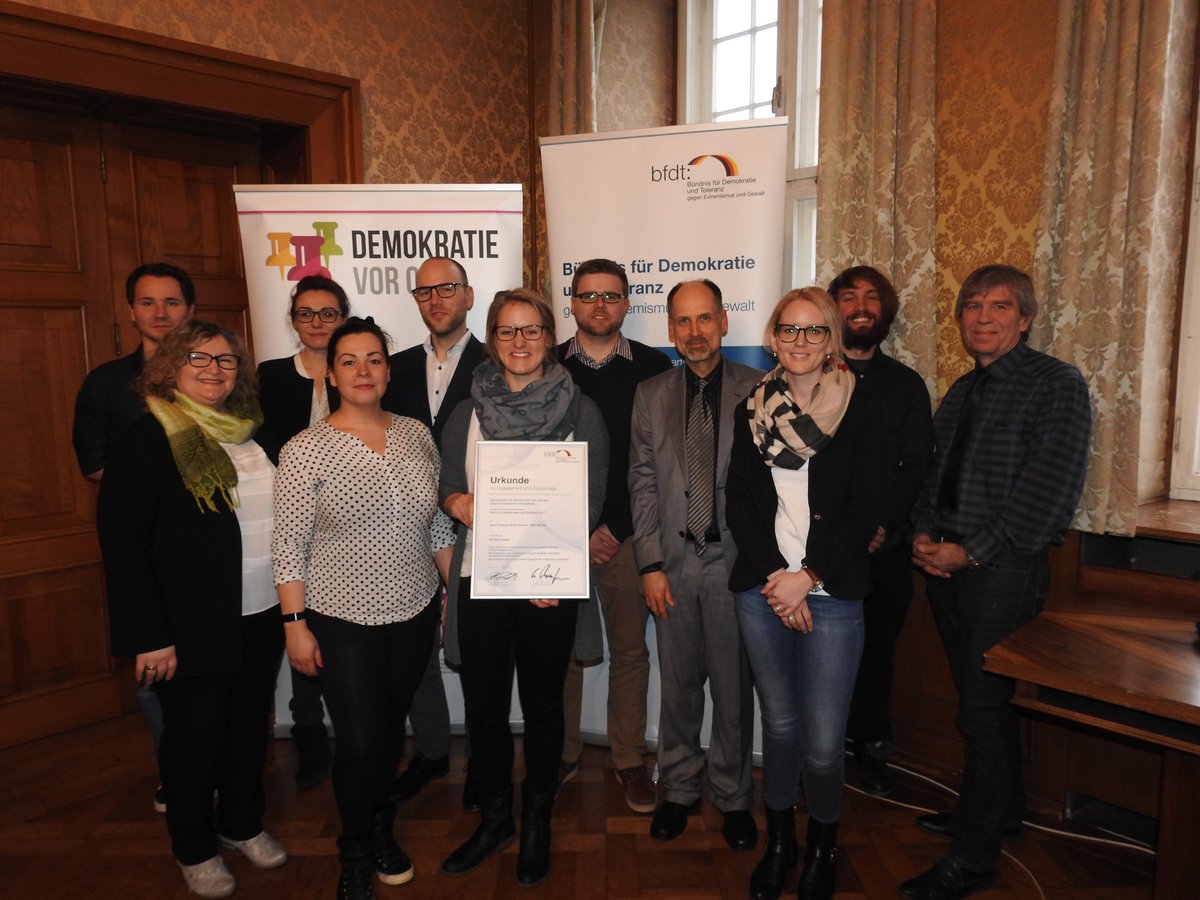 BBZ_Merzig's tweet photo. Erneute Auszeichnung für Buddy-Projekt der #bochschule #bbzmerzig : Das „Bündnis für Demokratie und Toleranz – gegen Extremismus und Gewalt (BfDT)“ übergab in Speyer einen Preis "Aktiv für Demokratie und Toleranz" in Höhe von 3000 € an Sonja Al-Samaraie und das Buddy-Team! https://t.co/St7LRl2uNd