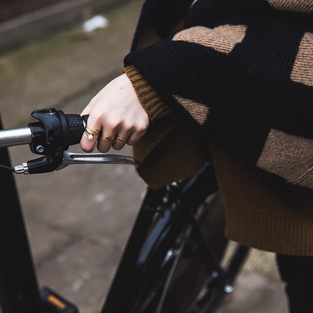 AmandaPearly's tweet photo. Week days or weekends, @millyq knows how to rock our rings. Check out all the ways she wears them, @accrobijoux .
//
#culturedRebel #empoweredwomen 
#jewelry  #instajewelry #jotd #pearljewelry #pearlrings #goldrings #gold #stackingrings #APxME
#womenentrepreneurs #womeninbusiness https://t.co/IGnW2LvaVC