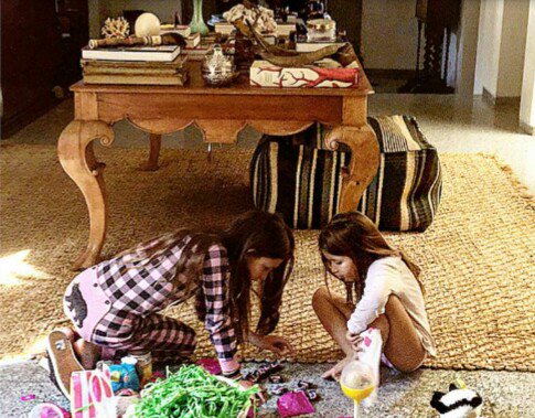 MayerCamil's tweet photo. Las Bellas Princesas 👸👑 @AntoniaMayerOf #VictoriaMayer amamos verlas juntas 😍😍, ojalá Antonia nos regale otro vídeo junto a su hermana. @SergioMayerb ya hacé falta no 😉 y si sale la Reina 👑 @issabelacamil estaría genial 😘👌 https://t.co/VjdizIWDh0