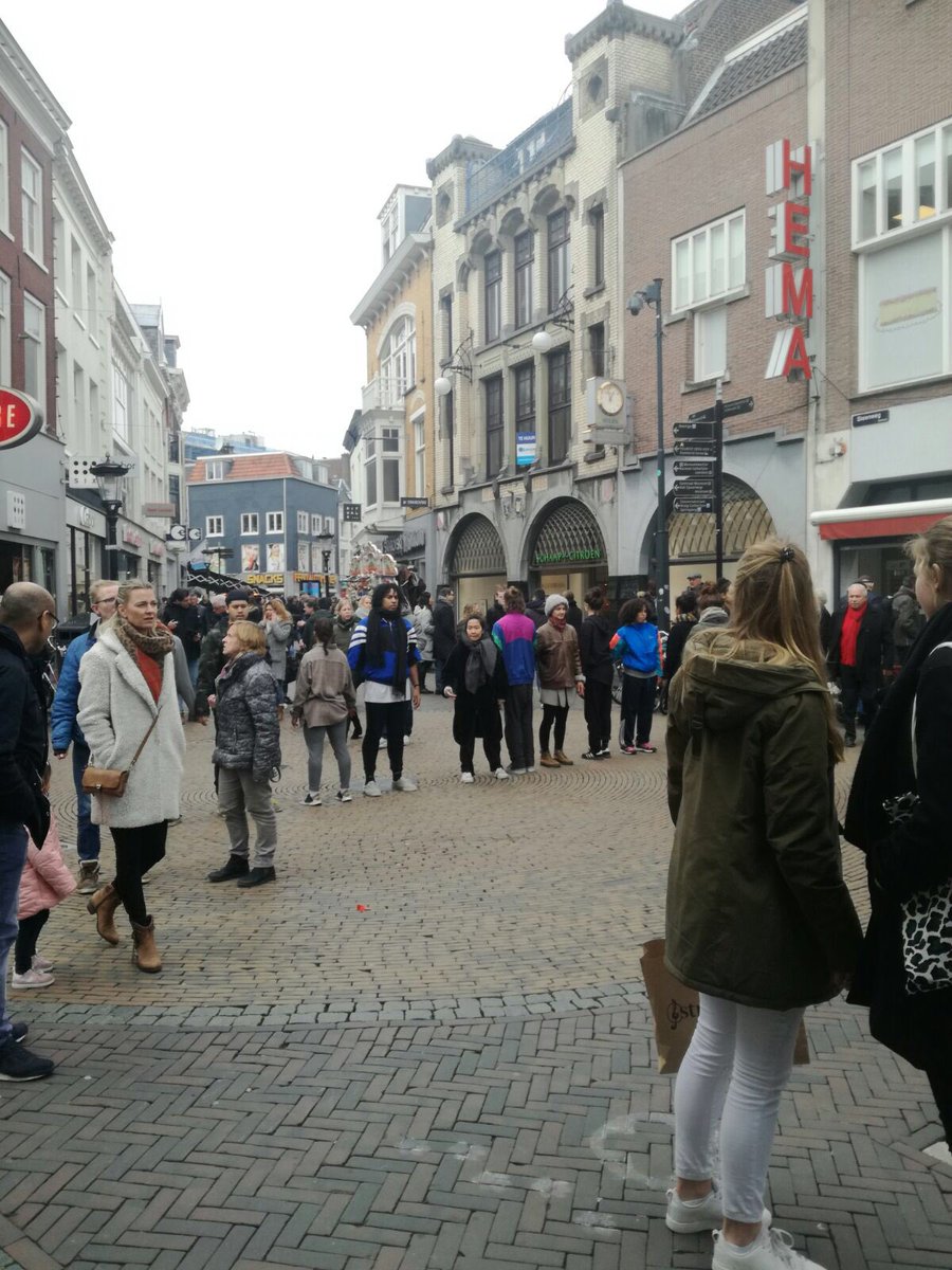#Transformers rehearsing undercover in city centre of Utrecht.
Next Saturday (31 March) our twelve dancers <a href="/The100Hands/">The100Hands</a> and <a href="/wijzijnDOX/">Wij zijn DOX</a> hit the street full power @TweetaktUtrecht.