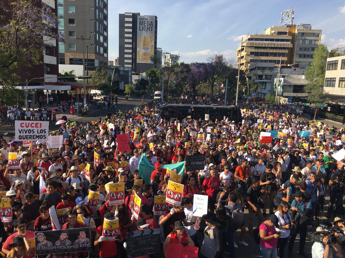 rossanareguillo's tweet photo. La generación que le sigue a #YoSoy132 ya está aquí y tienen la memoria de muchos agravios #NosFaltanMiles https://t.co/KlZJ6bpvss