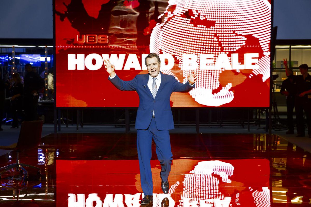 StageTalkUK's tweet image. A stunning final performance as Ivo Van Hove's #ntNetwork plays its final show tonight at the @NationalTheatre with @BryanCranston, #MichelleDockery, @djhenshall, Michael Elwyn, @richard_cordery, @carolinefaber and @ijdrysdale.  #ntNetwork