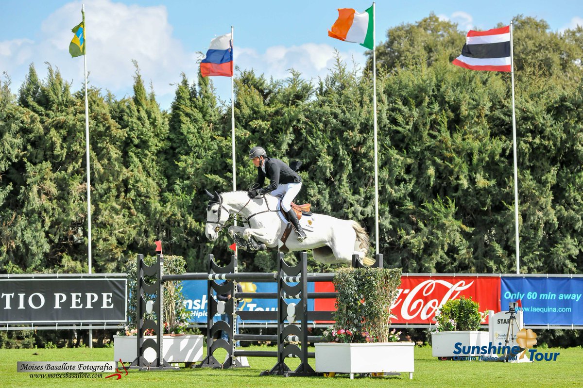 Sunshinecadiz's tweet image. Irish rider, Trevor Breen with Bombay, won the Invitational GP. Congratulations!!!

El jinete irlandés Trevor Breen con Bombay, ganó el Gran Premio Invitational. ¡Enhorabuena! #sunshinetour2018 #showjumping