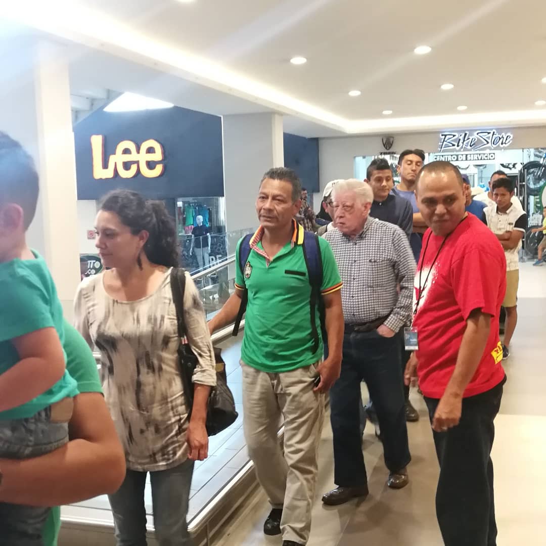 ronaldgalvez_'s tweet photo. Gran experiencia el #PaniniWeekend de este sábado, fueron 40,000 albums entregados en los principales centros comerciales. https://t.co/E4Kjwh3QGX