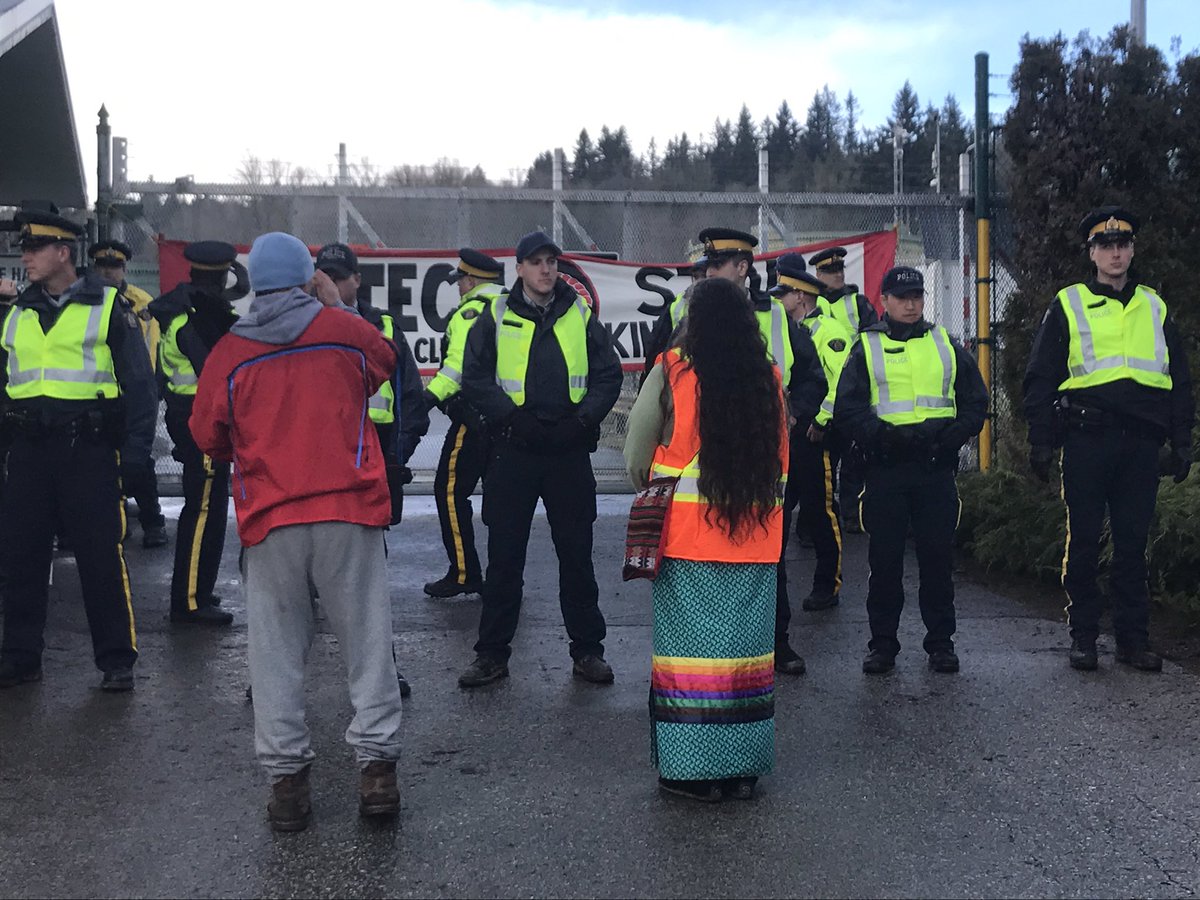 Tzeporah's tweet photo. 58 people arrested today at Kinder Morgan that makes 173 total this week. Amazing support from Burnaby residents. Thanks for the hot drinks! And the numbers of those joining online are growing. #stopk km #bcpoli #cdnpoli https://t.co/cCTj9A32km