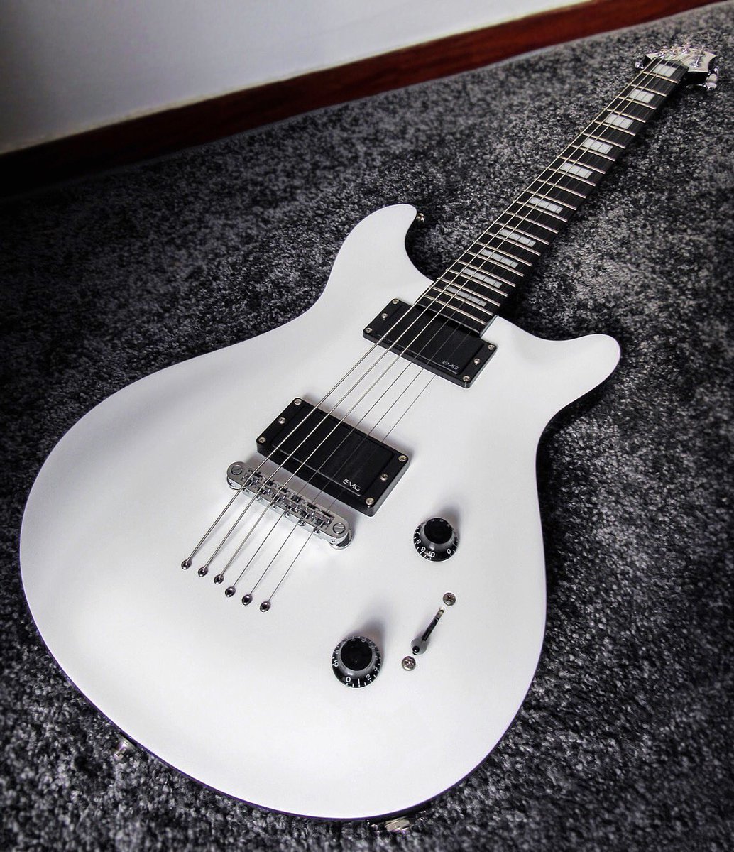 PeteTross's tweet photo. Snow white 😜
_________________________________
#guitarist #guitar #white #drstrings #emgpickups #Jericho #InternationalDayOfHappiness #firstdayofspring #photography #music #metal #HeavyMetal #rock #HardRock https://t.co/mhskCNKZ4z