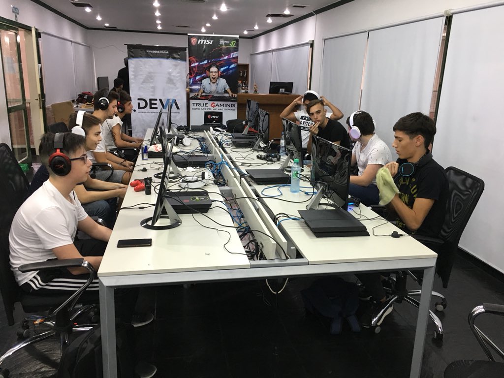 thisisaluxury's tweet photo. YA ARRANCAMOS! NUESTRA PRESENTACION EN LAN. LPL PLAYOFFS.

#thisisaluxury vs @teamdynas 

Lamentablemente vamos a jugar por que debido a las marchas en el centro nuestro jugador @Luxury_Hemo no llega aun. 

SIGAN EL PARTIDO POR https://t.co/v4thLlMFr1 https://t.co/MdeUWyWGON