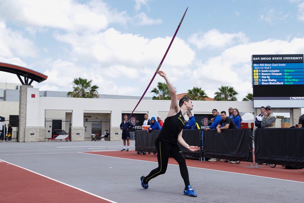 OregonTF's tweet image. .@j_vanv finishes second overall and first among collegians in the men's javelin with a nearly 20-foot PR of 225-4 (68.70m)! @JohnnyJavelin sixth at 203-3.
#GoDucks #FlyInFormation