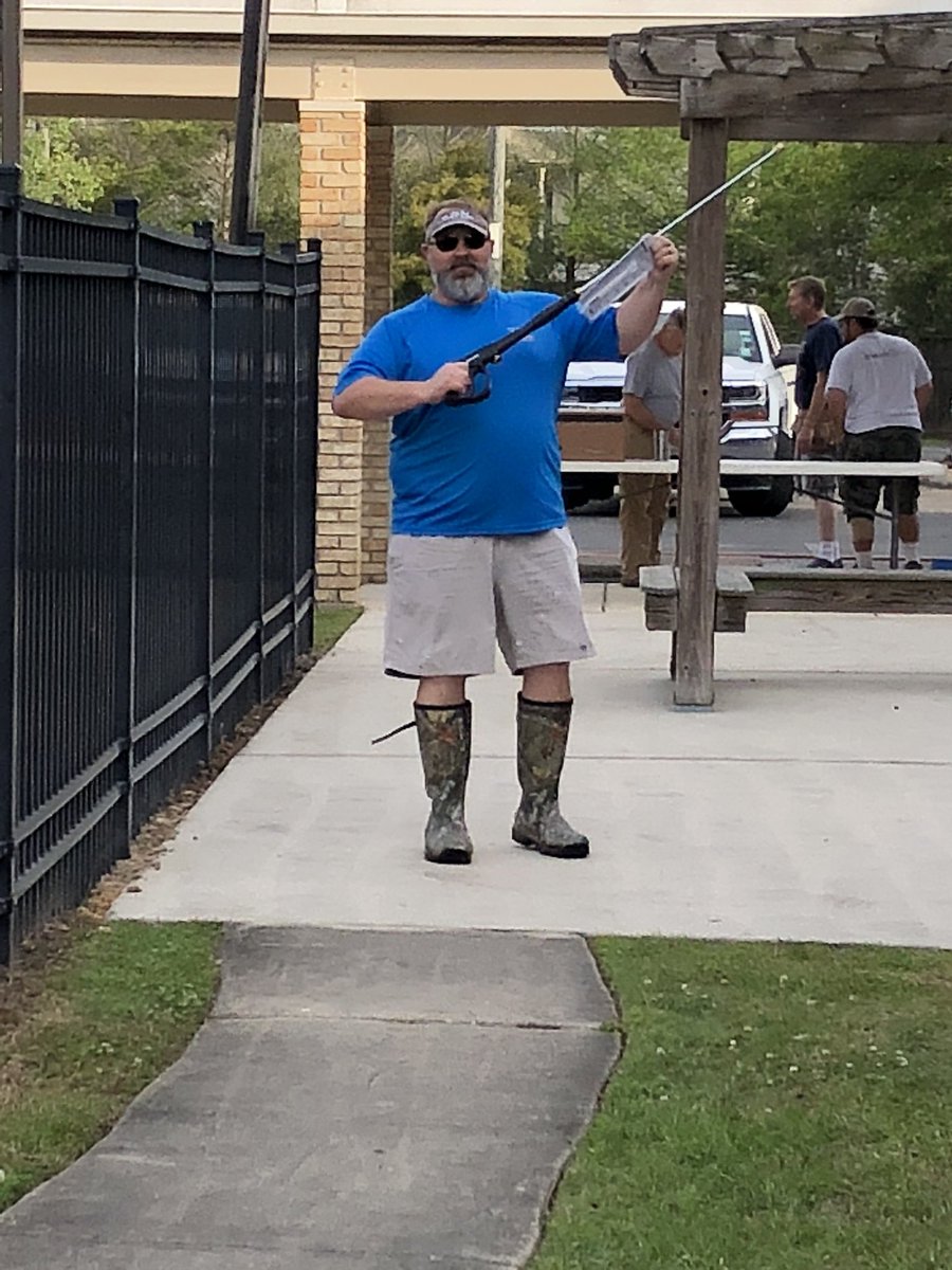 fbcmandeville's tweet photo. It was a beautiful day to get some work done around campus. A special thank you to @phillipbrodt and his team for organizing and leading. Thank you to everyone who came out to serve! #mandevillefbc #churchworkday #easteriscoming https://t.co/du3E4V3zqd