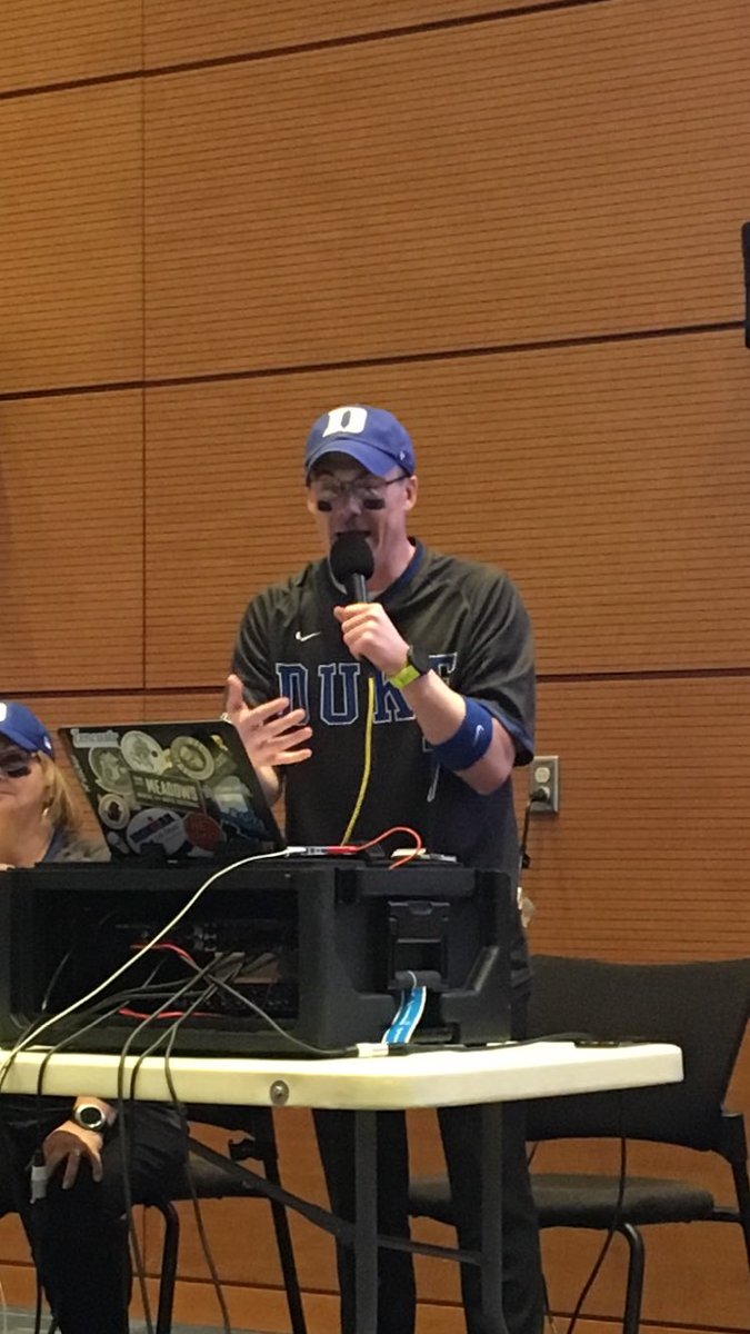 KahliCastagnera's tweet photo. .@PTPintcast in the flesh, throwing down some generalist PT knowledge today🙌🏼 #NCSC2018 #WeCanIgnoreThoseColors https://t.co/GG5bNNeUgZ