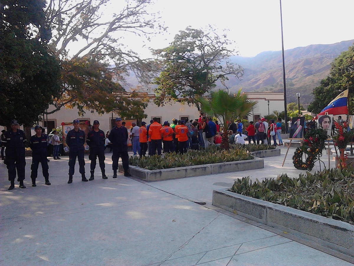 BOMBEROS_MONTAL's tweet photo. Hoy Nuestro Cuerpo de Bomberos en la conmemoración de la quinta siembra de nuestro Comandante eterno Hugo Chavez https://t.co/QU2c2SvMk4