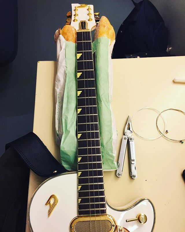 SariSchorr's tweet photo. Ash’s French guitar bench. #ashwilson #sarischorr #guitar #tour #backstage https://t.co/erg5HMPIWw https://t.co/ghlXt7JdTz