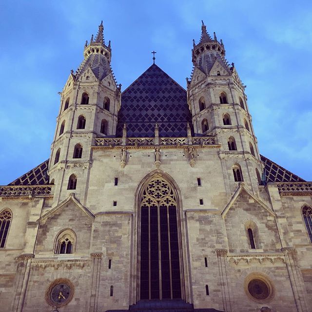 jpcamolez's tweet photo. Catedral de Santo Estevão, uma das mais antigas catedrais em estilo gótico europeu ⛪️🇦🇹📸 #stephandom #stephanplatz #cathedral #saintstephan #wien #vienna #austria #österreich #dicasdeviagem #travel #trip #europe #gothic #architecture https://t.co/AxLABTEaLW https://t.co/jL3yoa0qKz
