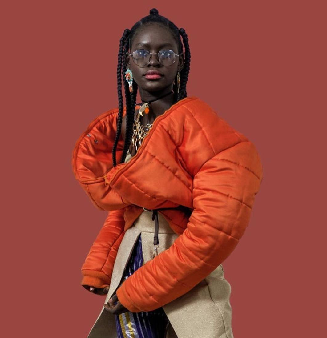 Афрофутуризм одежда. Грим афроамериканки. Африканские прически. Афрофутуризм одежда. Образ в африканском стиле.