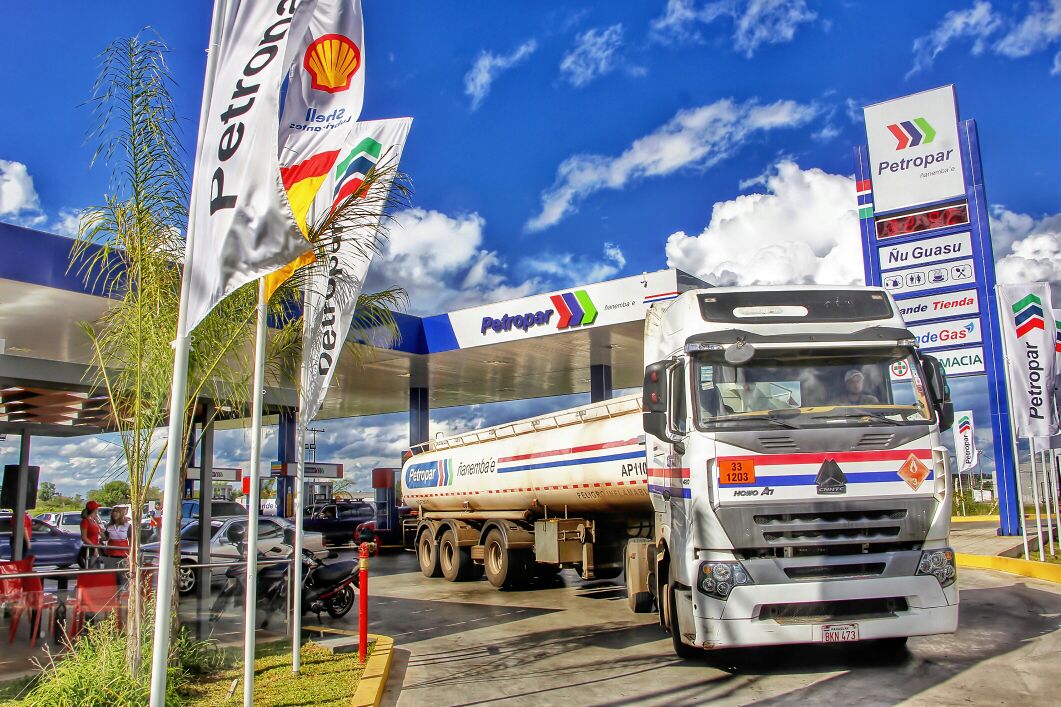 Petropargov's tweet photo. ¡No sólo G. 300 menos, también 25 horas de #SantaPromo! 💪😎
¿Qué estás esperando? Vení, ahorrá y disfruta del Plus que sólo #Petropar te da! ⛽🇵🇾 https://t.co/unpidkuCi1