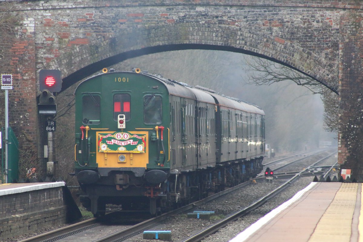 beeranddiesels's tweet image. Here's a Hastings DEMU passing through Bedwyn with a special this morning. #Bedwyn #Class201 #Hastings @HastingsDiesels