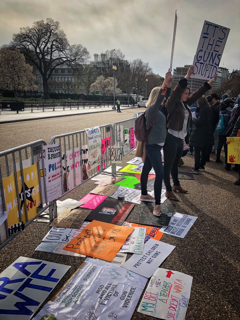 frankthorp's tweet photo. Participants from the #MarchForOurLives are leaving their signs in the fences outside the WH: https://t.co/PUdIW7BXA9