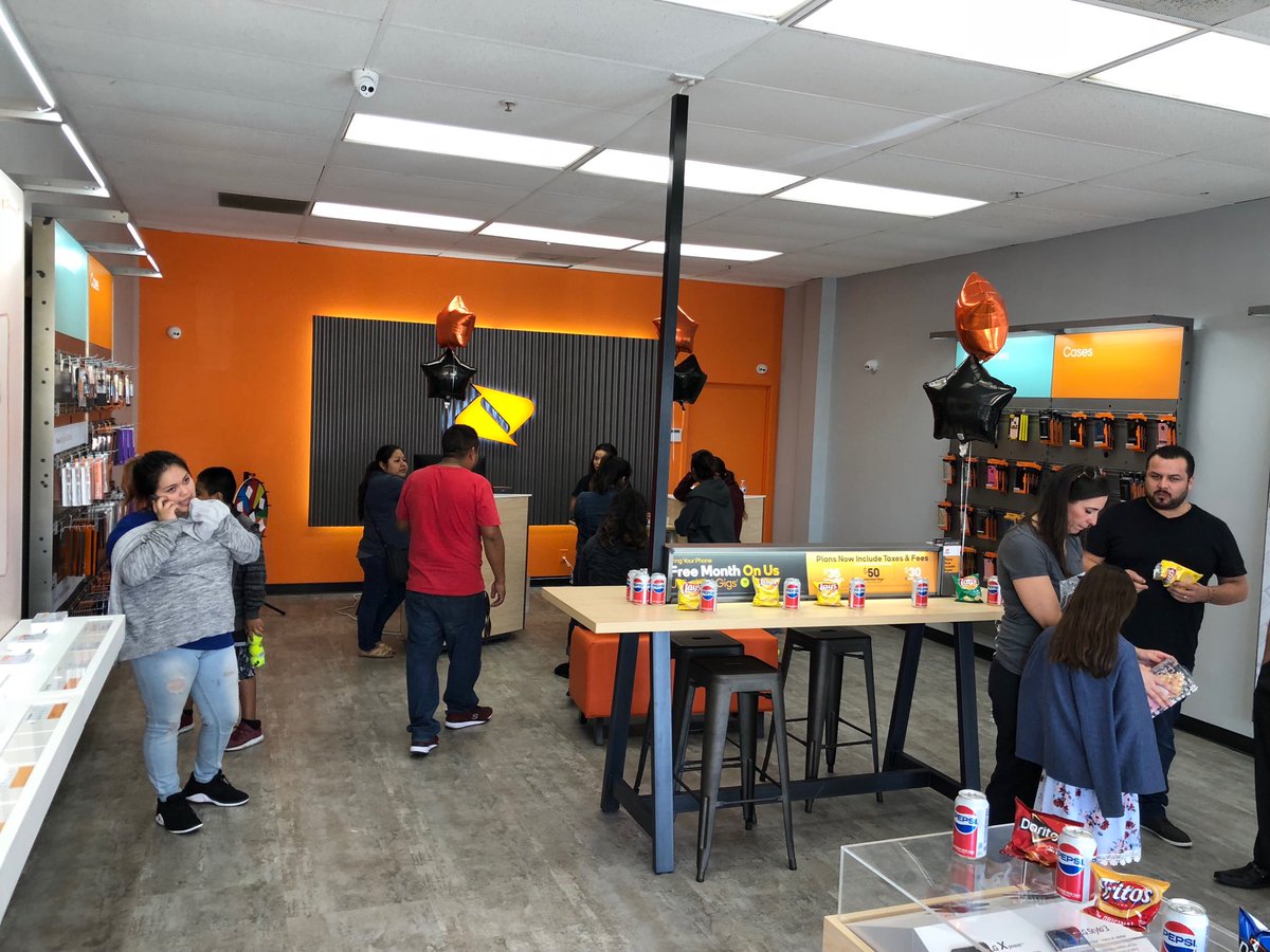 AK Pomona, loving the full house today!
<a href="/prailpcs/">Patrick Rail</a> <a href="/Alicia_SPG/">Alicia Gonzalez</a> #boostmobile